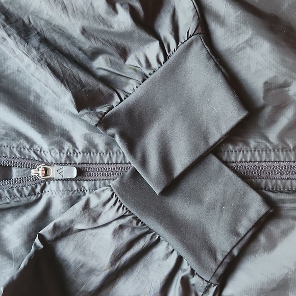 Adidas windbreaker running jacket - Picture 5 of 9